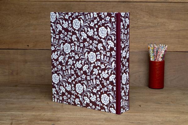 Folder burgundy with white flowers
